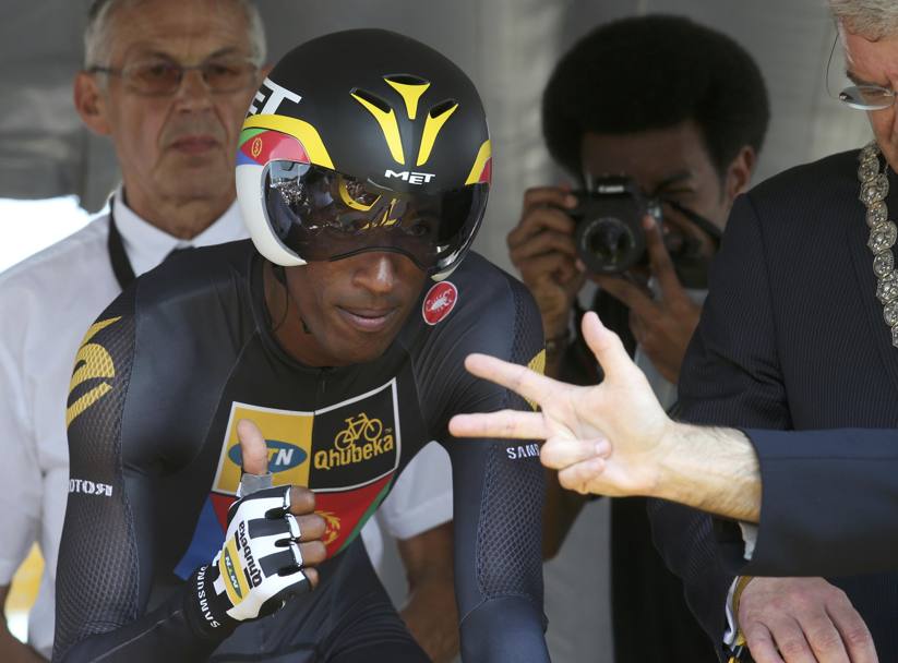 Il primo eritreo nella storia del Tour de France, Daniel Teklehaimanot, il primo a essere scattato per la crono individuale di 13,8 km. Reuters